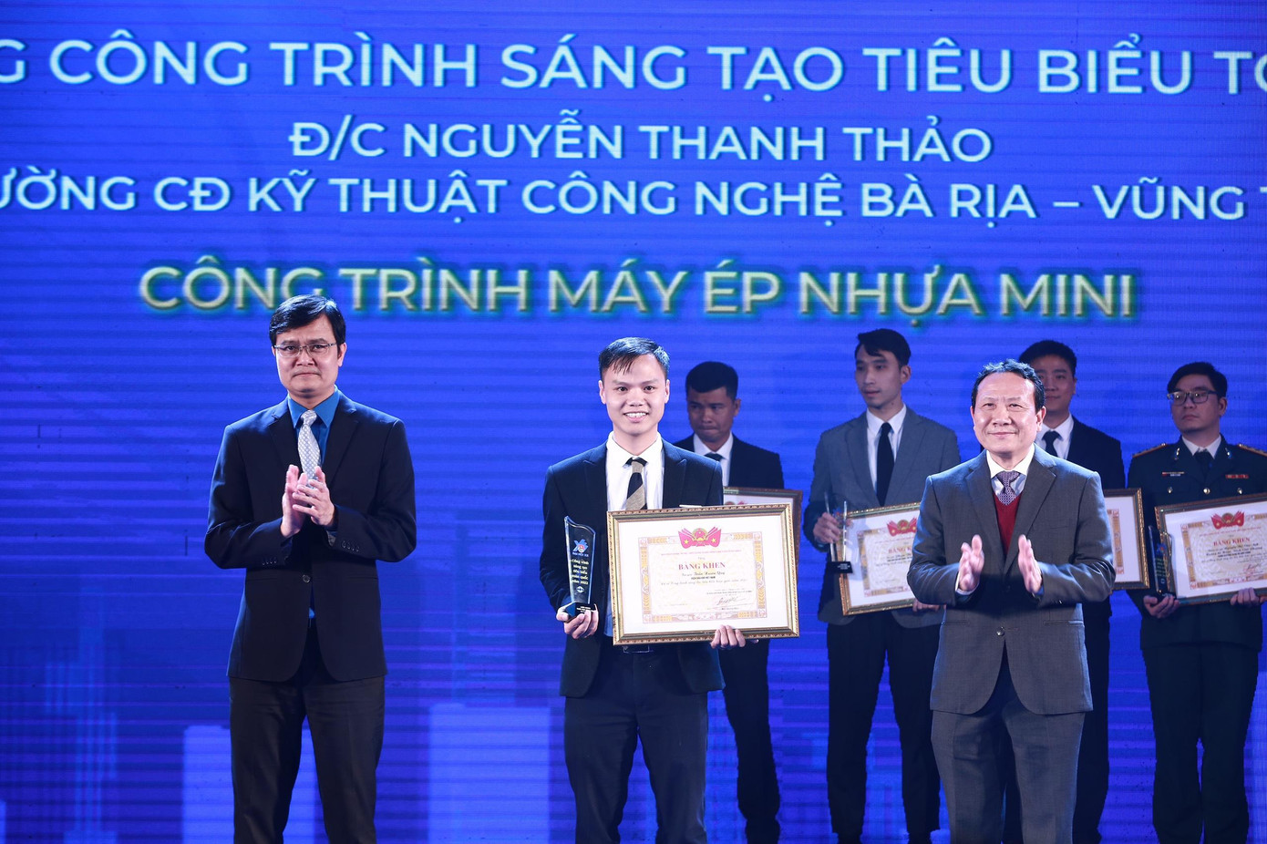 Anh Bùi Quang Huy, Ủy viên dự khuyết T.Ư Đảng, Bí thư thứ nhất T.Ư Đoàn (ngoài cùng, bên trái); ông Nguyễn Hồng Sơn, Phó Trưởng ban Kinh tế T.Ư trao giải thưởng cho tác giả có công trình, sản phẩm sáng tạo toàn quốc năm 2022. Ảnh: Bảo Anh