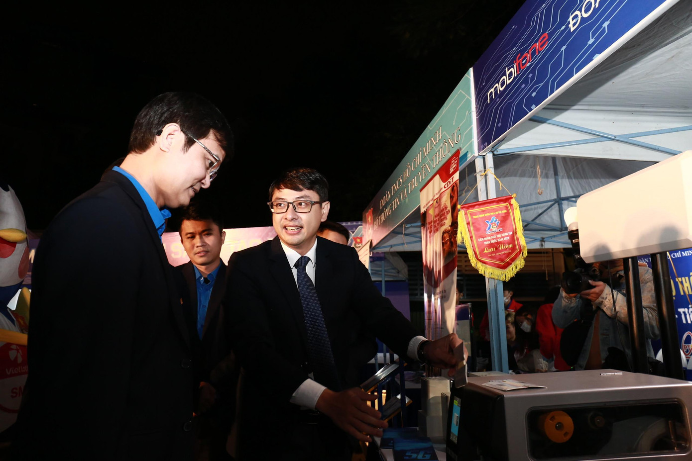 Anh Bùi Quang Huy, Ủy viên dự khuyết T.Ư Đảng, Bí thư thứ nhất T.Ư Đoàn tham quan các sản phẩm sáng tạo triển lãm tại chương trình. Ảnh: Bảo Anh