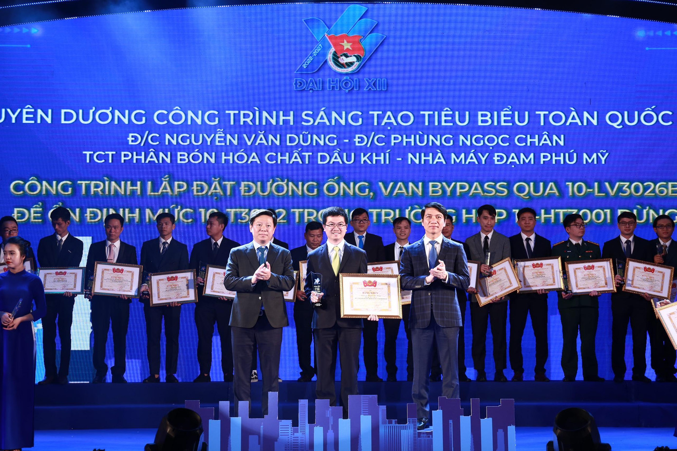 Ông Trần Thanh Lâm, Phó Trưởng ban Tuyên giáo T.Ư (bên trái) và anh Nguyễn Ngọc Lương, Bí thư thường trực T.Ư Đoàn, Chủ tịch T.Ư Hội LHTN Việt Nam trao giải thưởng cho tác giả có công trình, sản phẩm sáng tạo toàn quốc năm 2022. Ảnh: Bảo Anh