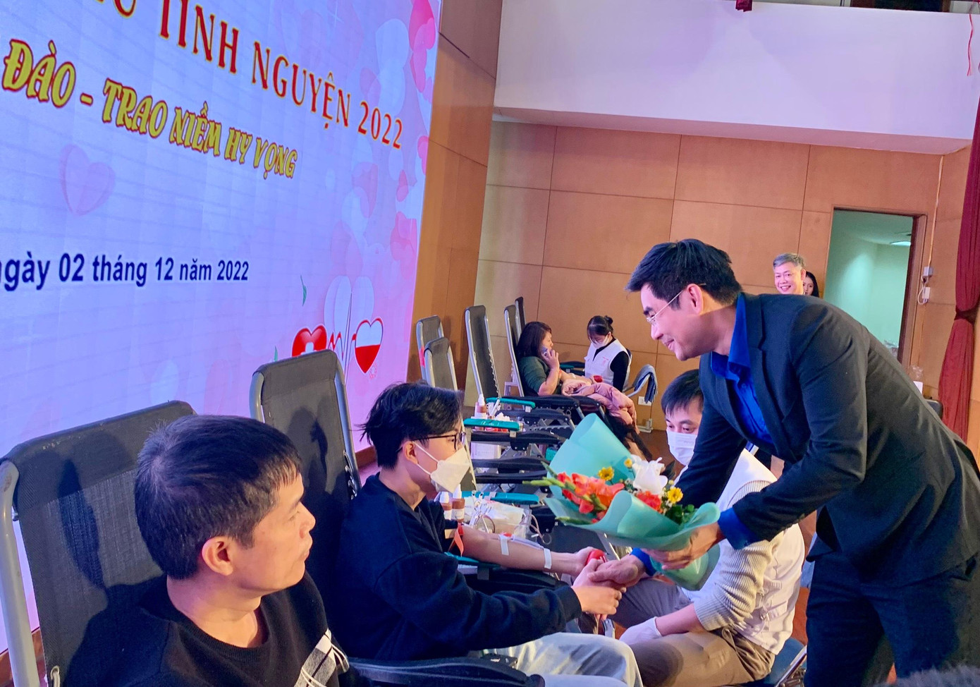 Anh Hoàng Tiến Hưng - Bí thư Đoàn VNPT tặng hoa những bạn trẻ hiến máu tiêu biểu