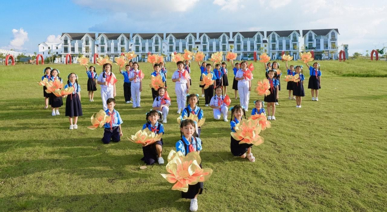 Hình ảnh thiếu nhi tham gia biểu diễn trong MV đặc biệt mang tên "Tiến bước lên Đoàn".