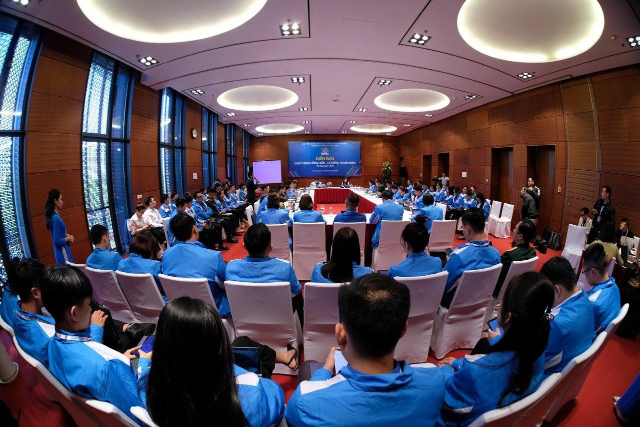 Toàn cảnh diễn đàn số 1 về chủ đề: Khát vọng cống hiến, lẽ sống thanh niên. Ảnh: Hoàng Mạnh Thắng Toàn cảnh diễn đàn số 1 về chủ đề: Khát vọng cống hiến, lẽ sống thanh niên. Ảnh: Hoàng Mạnh Thắng