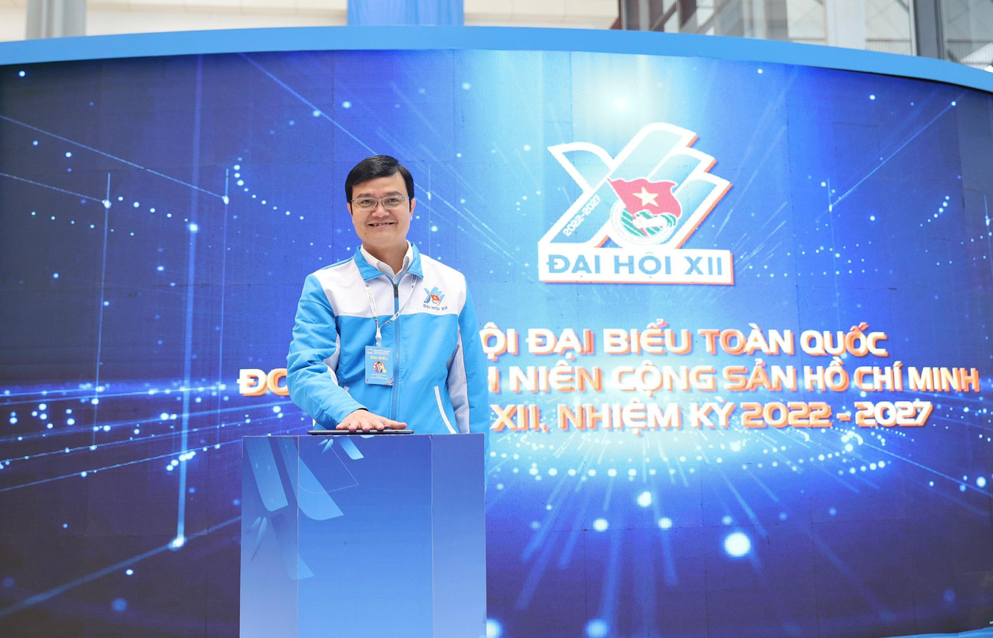 Anh Bùi Quang Huy, Ủy viên dự khuyết T.Ư Đảng, Bí thư thứ nhất T.Ư Đoàn nhấn nút khai mạc Triển lãm ảnh Khát vọng cống hiến - Lẽ sống thanh niên và ra mắt Bảo tàng số Tuổi trẻ Việt Nam. Ảnh: Như Ý Anh Bùi Quang Huy, Ủy viên dự khuyết T.Ư Đảng, Bí thư thứ nhất T.Ư Đoàn nhấn nút khai mạc Triển lãm ảnh Khát vọng cống hiến - Lẽ sống thanh niên và ra mắt Bảo tàng số Tuổi trẻ Việt Nam. Ảnh: Như Ý