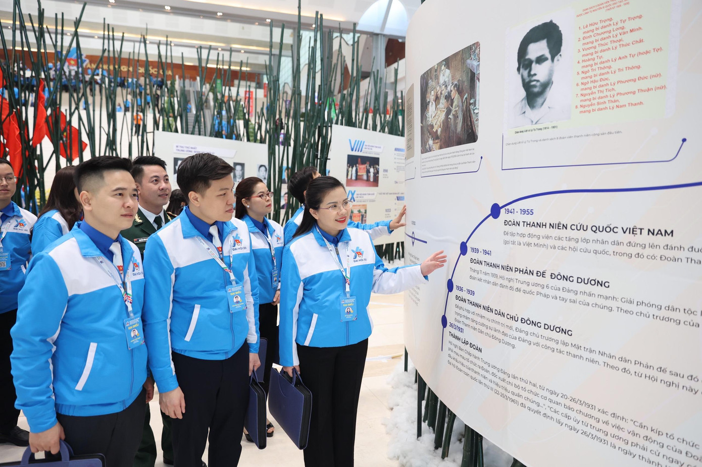 Các đại biểu tham quan triển lãm. Ảnh: Như Ý Các đại biểu tham quan triển lãm. Ảnh: Như Ý