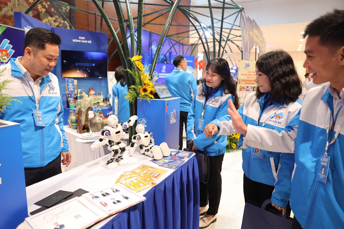 Các đại biểu thích thú tương tác với robot. Ảnh: Như Ý Các đại biểu thích thú tương tác với robot. Ảnh: Như Ý