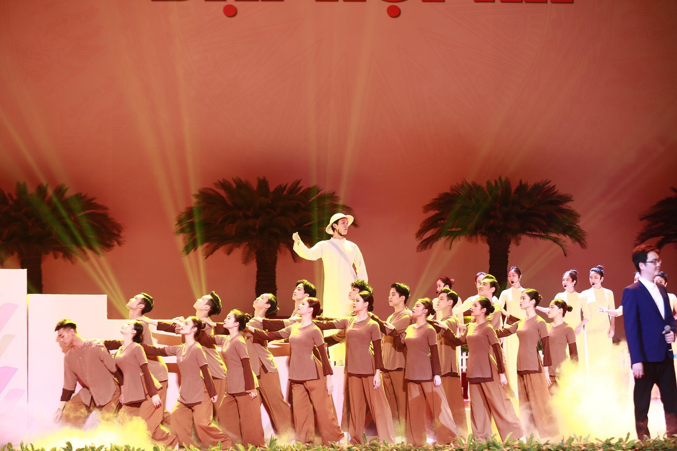 Theo đạo diễn Đặng Lê Minh Trí, chương trình là một tổng thể xuyên suốt với các chủ đề lớn “Khát vọng cống hiến”, “Lẽ sống thanh niên” và “Tự hào tiến bước” đưa người xem liên tục theo dõi hòa nhập với không gian nghệ thuật. Theo đạo diễn Đặng Lê Minh Trí, chương trình là một tổng thể xuyên suốt với các chủ đề lớn “Khát vọng cống hiến”, “Lẽ sống thanh niên” và “Tự hào tiến bước” đưa người xem liên tục theo dõi hòa nhập với không gian nghệ thuật.