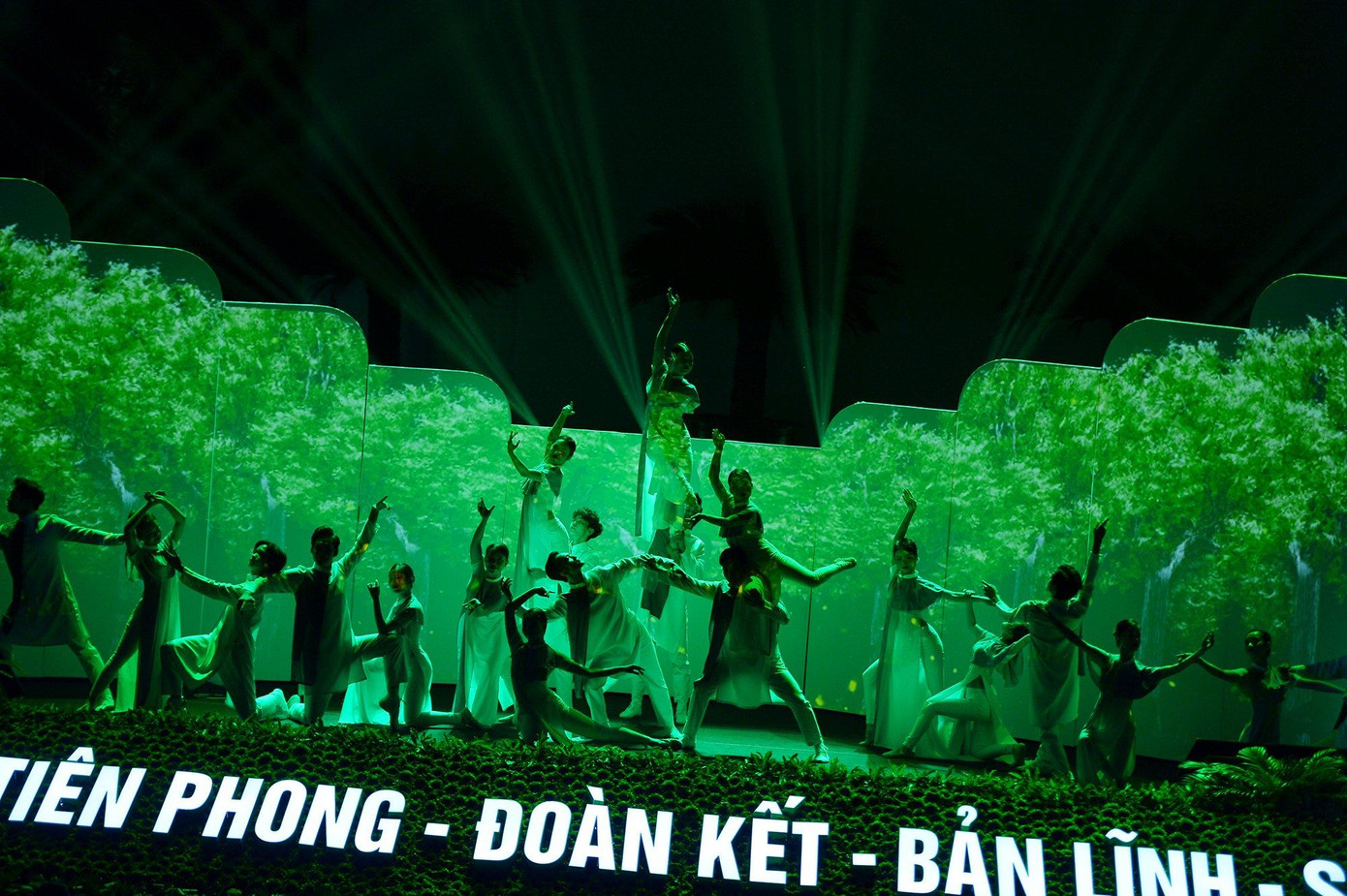 Xuyên suốt chương trình nghệ thuật là hình ảnh quen thuộc nhưng chưa bao giờ mất đi tính biểu trưng của thời đại: Hình tượng cây tre với sự liên tưởng tới tuổi trẻ nước nhà. Xuyên suốt chương trình nghệ thuật là hình ảnh quen thuộc nhưng chưa bao giờ mất đi tính biểu trưng của thời đại: Hình tượng cây tre với sự liên tưởng tới tuổi trẻ nước nhà.