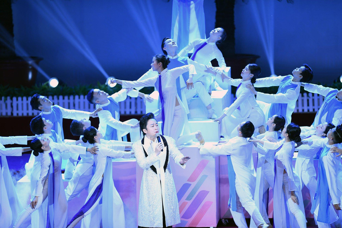 Công nghệ AR là công nghệ thực tế ảo tăng cường, tích hợp đồ họa máy tính vào hình ảnh quay trực tiếp trong thế giới thực để khán giả có thể nhìn bằng mắt thường. Công nghệ AR là công nghệ thực tế ảo tăng cường, tích hợp đồ họa máy tính vào hình ảnh quay trực tiếp trong thế giới thực để khán giả có thể nhìn bằng mắt thường.