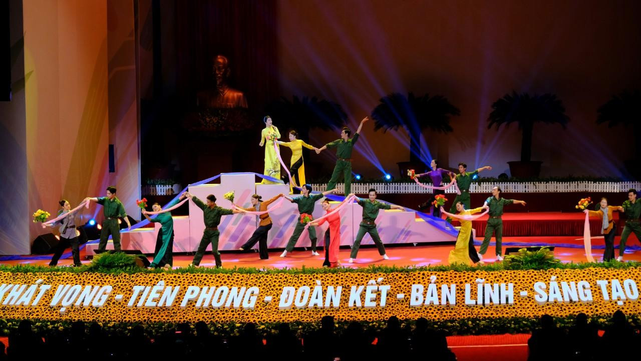 Để thể hiện hình ảnh Tuổi trẻ Việt Nam sáng tạo, tiên phong trên các lĩnh vực, đạo diễn đã kết hợp công nghệ 3D mapping, công nghệ Warp Led với hình tượng sân khấu nhằm tạo ra cảm quan ấn tượng cho người xem. Để thể hiện hình ảnh Tuổi trẻ Việt Nam sáng tạo, tiên phong trên các lĩnh vực, đạo diễn đã kết hợp công nghệ 3D mapping, công nghệ Warp Led với hình tượng sân khấu nhằm tạo ra cảm quan ấn tượng cho người xem.