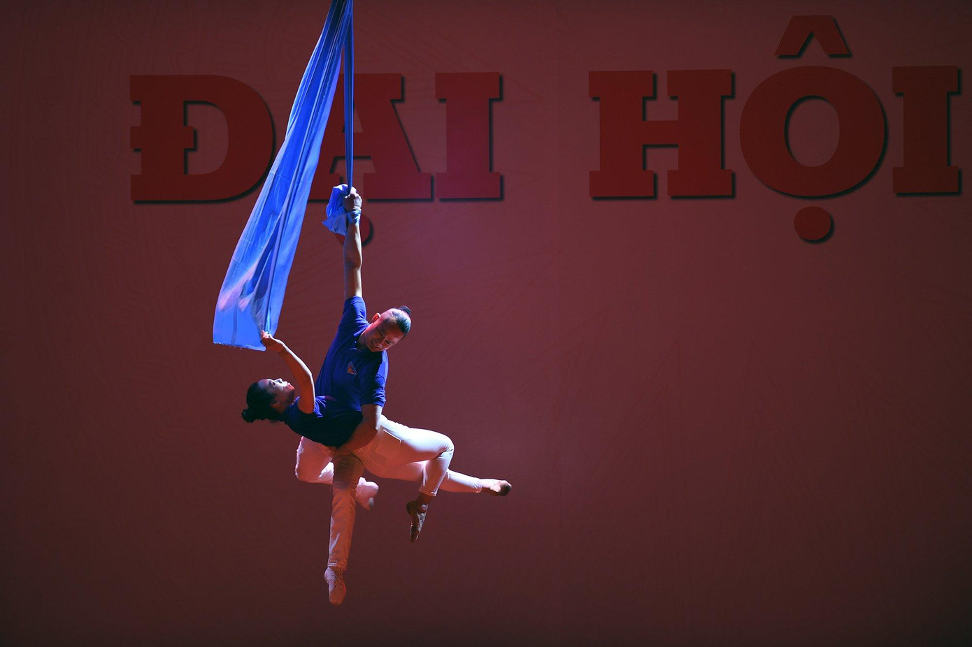 Để khắc họa mạch cảm xúc ấy, ekip đã phải lựa chọn rất kỹ các tác phẩm nghệ thuật biểu diễn, để vừa mang được tinh thần của thời đại hôm nay vừa tôn vinh các giá trị truyền thống. Việc phối khí, dàn dựng đã được tính toán công phu với nhiều lần chỉnh sửa thể nghiệm để có được giải pháp nghệ thuật ưu việt nhất. Để khắc họa mạch cảm xúc ấy, ekip đã phải lựa chọn rất kỹ các tác phẩm nghệ thuật biểu diễn, để vừa mang được tinh thần của thời đại hôm nay vừa tôn vinh các giá trị truyền thống. Việc phối khí, dàn dựng đã được tính toán công phu với nhiều lần chỉnh sửa thể nghiệm để có được giải pháp nghệ thuật ưu việt nhất.