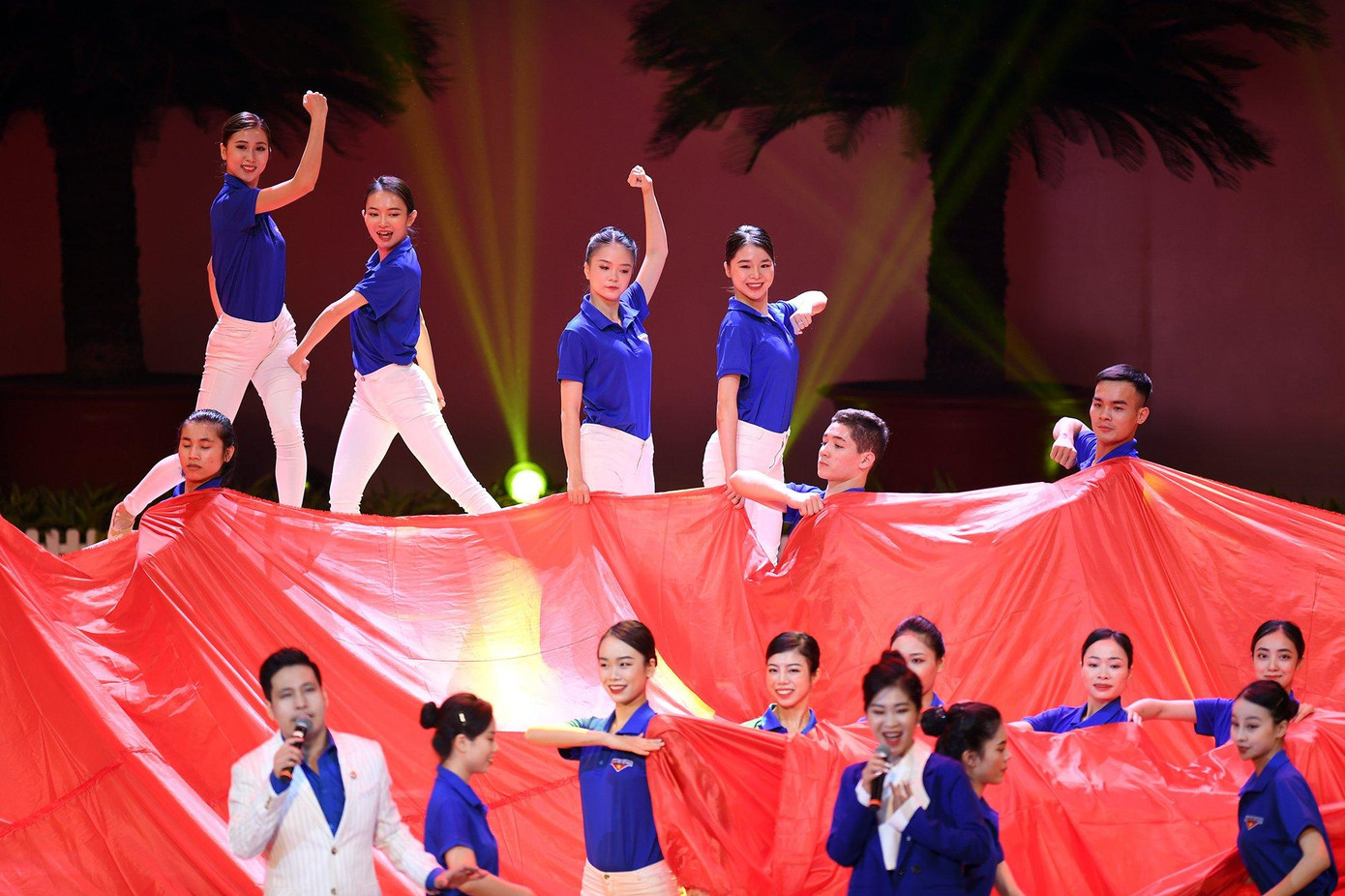 “Đây là lần đầu tiên phương thức này được thực hiện tại sân khấu Trung tâm hội nghị quốc gia, tạo nên một tính ‘động’ với cả ý nghĩa vật lý, đồng thời truyền tải sự chuyển động hội nhập vũ bão của thời đại hôm nay qua sự cộng hưởng của Đoàn thanh niên Cộng sản Hồ Chí Minh với tuổi trẻ Việt nam”, anh Trí nói. “Đây là lần đầu tiên phương thức này được thực hiện tại sân khấu Trung tâm hội nghị quốc gia, tạo nên một tính ‘động’ với cả ý nghĩa vật lý, đồng thời truyền tải sự chuyển động hội nhập vũ bão của thời đại hôm nay qua sự cộng hưởng của Đoàn thanh niên Cộng sản Hồ Chí Minh với tuổi trẻ Việt nam”, anh Trí nói.