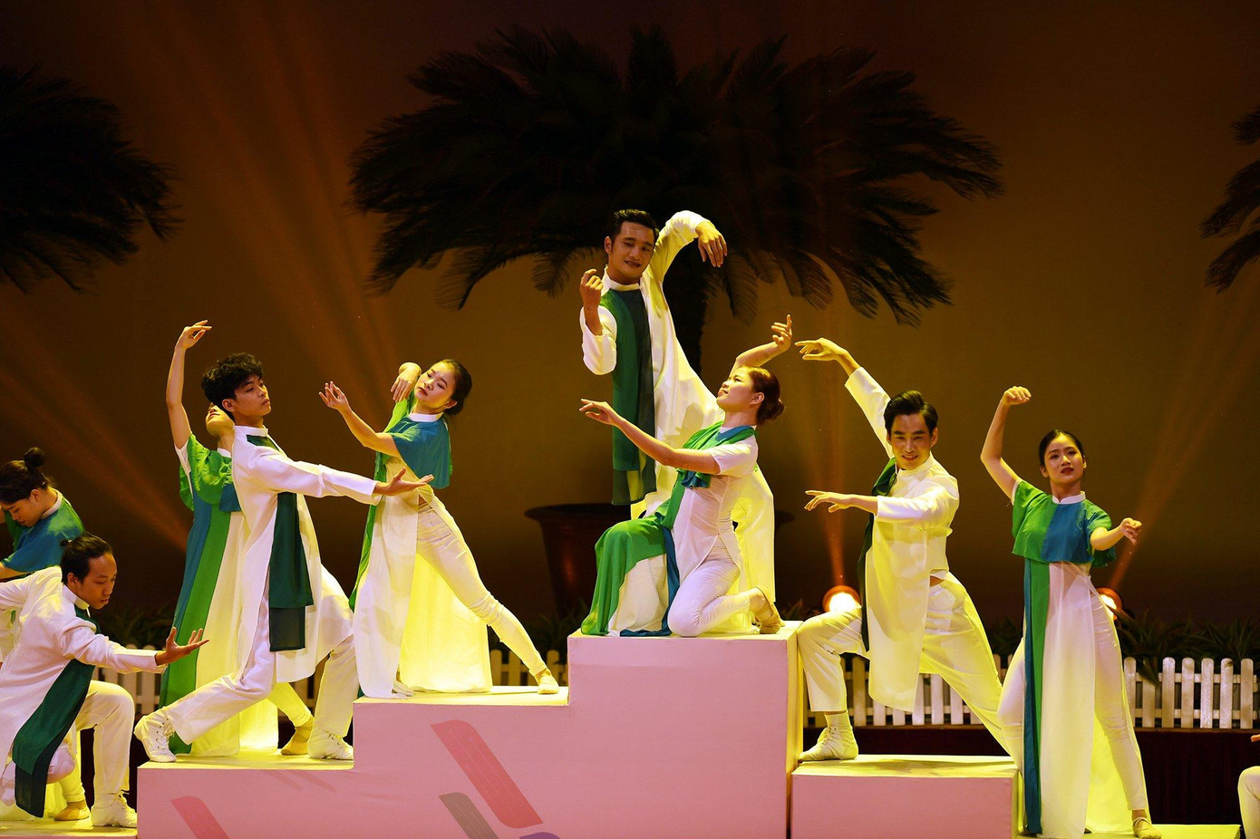 Điểm nhấn của chương trình chính là sự kết hợp đầy xúc cảm giữa các phần biểu diễn nghệ thuật được dàn dựng công phu, với việc giả lập công nghệ thực tế ảo tăng cường AR (Augmented Reality) ngay trên sân khấu. Điểm nhấn của chương trình chính là sự kết hợp đầy xúc cảm giữa các phần biểu diễn nghệ thuật được dàn dựng công phu, với việc giả lập công nghệ thực tế ảo tăng cường AR (Augmented Reality) ngay trên sân khấu.