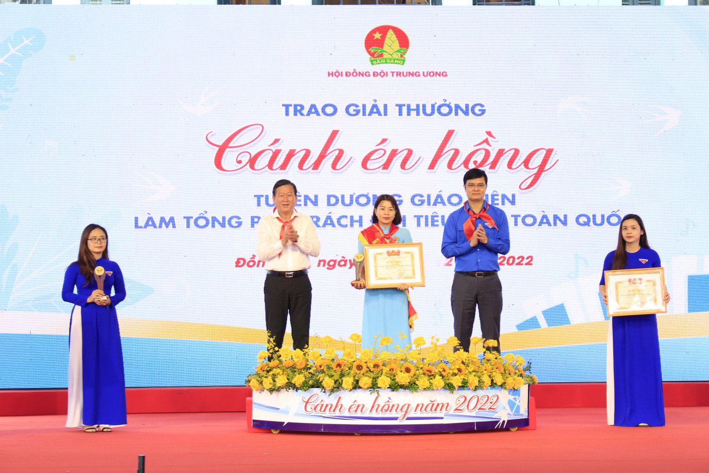 Bí thư thứ nhất T.Ư Đoàn Bùi Quang Huy (bên phải) trao giải thưởng Cánh én hồng cho các giáo viên làm tổng phụ trách Đội tiêu biểu xuất sắc Bí thư thứ nhất T.Ư Đoàn Bùi Quang Huy (bên phải) trao giải thưởng Cánh én hồng cho các giáo viên làm tổng phụ trách Đội tiêu biểu xuất sắc