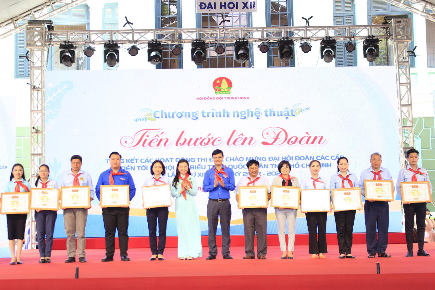 Anh Bùi Quang Huy, Uỷ viên dự khuyết T.Ư Đảng, Bí thư thứ nhất T.Ư Đoàn; chị Nguyễn Phạm Duy Trang, Bí thư T.Ư Đoàn, Chủ tịch Hội đồng Đội T.Ư trao bằng khen cho các giáo viên làm tổng phụ trách Đội tiêu biểu có nhiều đóng góp trong công tác Đội và phong trào thiếu nhi năm học 2021 - 2022 Anh Bùi Quang Huy, Uỷ viên dự khuyết T.Ư Đảng, Bí thư thứ nhất T.Ư Đoàn; chị Nguyễn Phạm Duy Trang, Bí thư T.Ư Đoàn, Chủ tịch Hội đồng Đội T.Ư trao bằng khen cho các giáo viên làm tổng phụ trách Đội tiêu biểu có nhiều đóng góp trong công tác Đội và phong trào thiếu nhi năm học 2021 - 2022