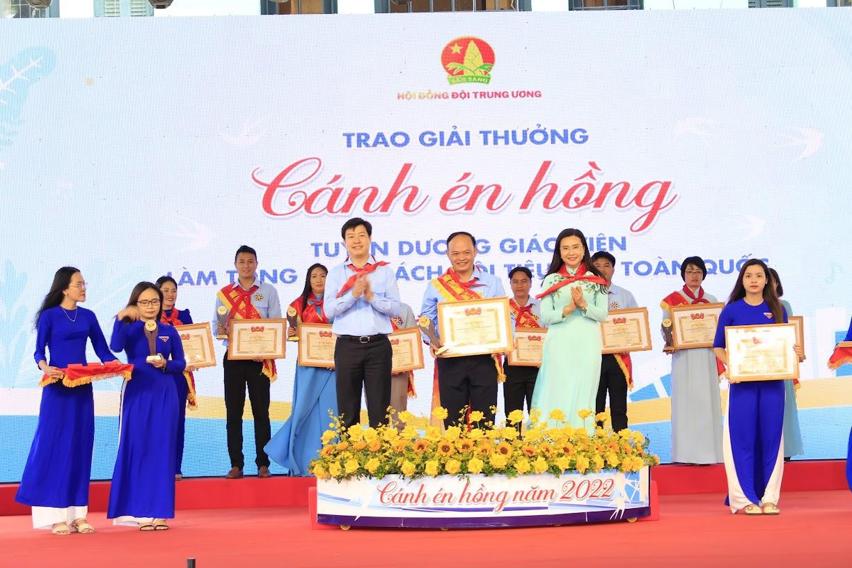 Trao giải thưởng Cánh én hồng cho các giáo viên làm tổng phụ trách Đội tiêu biểu xuất sắc Trao giải thưởng Cánh én hồng cho các giáo viên làm tổng phụ trách Đội tiêu biểu xuất sắc