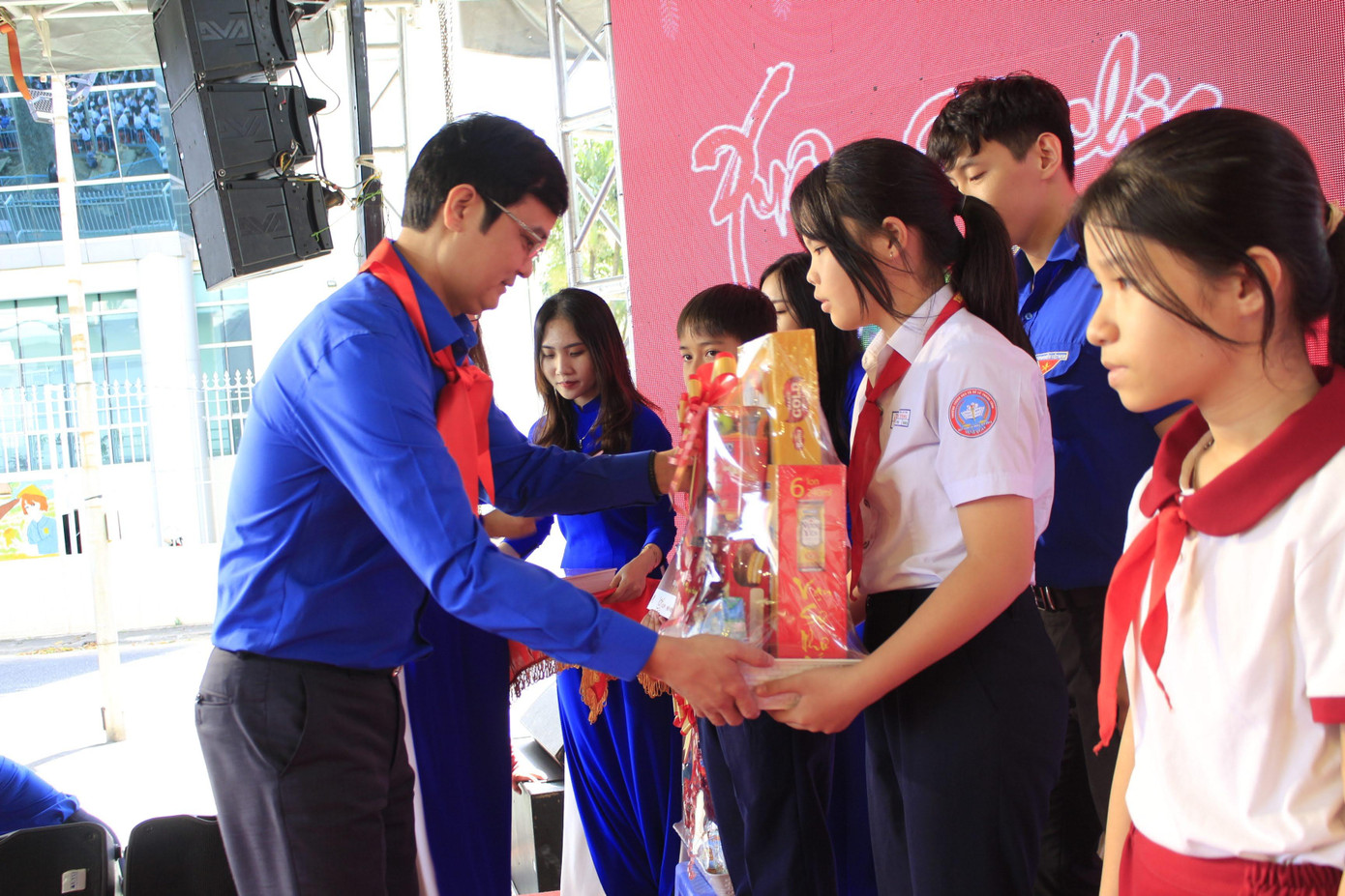 Bí thư thứ nhất T.Ư Đoàn Bùi Quang Huy trao quà Tết cho thiếu nhi mồ côi do dịch bệnh COVID-19 có hoàn cảnh khó khăn trên địa bàn tỉnh Đồng Nai Bí thư thứ nhất T.Ư Đoàn Bùi Quang Huy trao quà Tết cho thiếu nhi mồ côi do dịch bệnh COVID-19 có hoàn cảnh khó khăn trên địa bàn tỉnh Đồng Nai