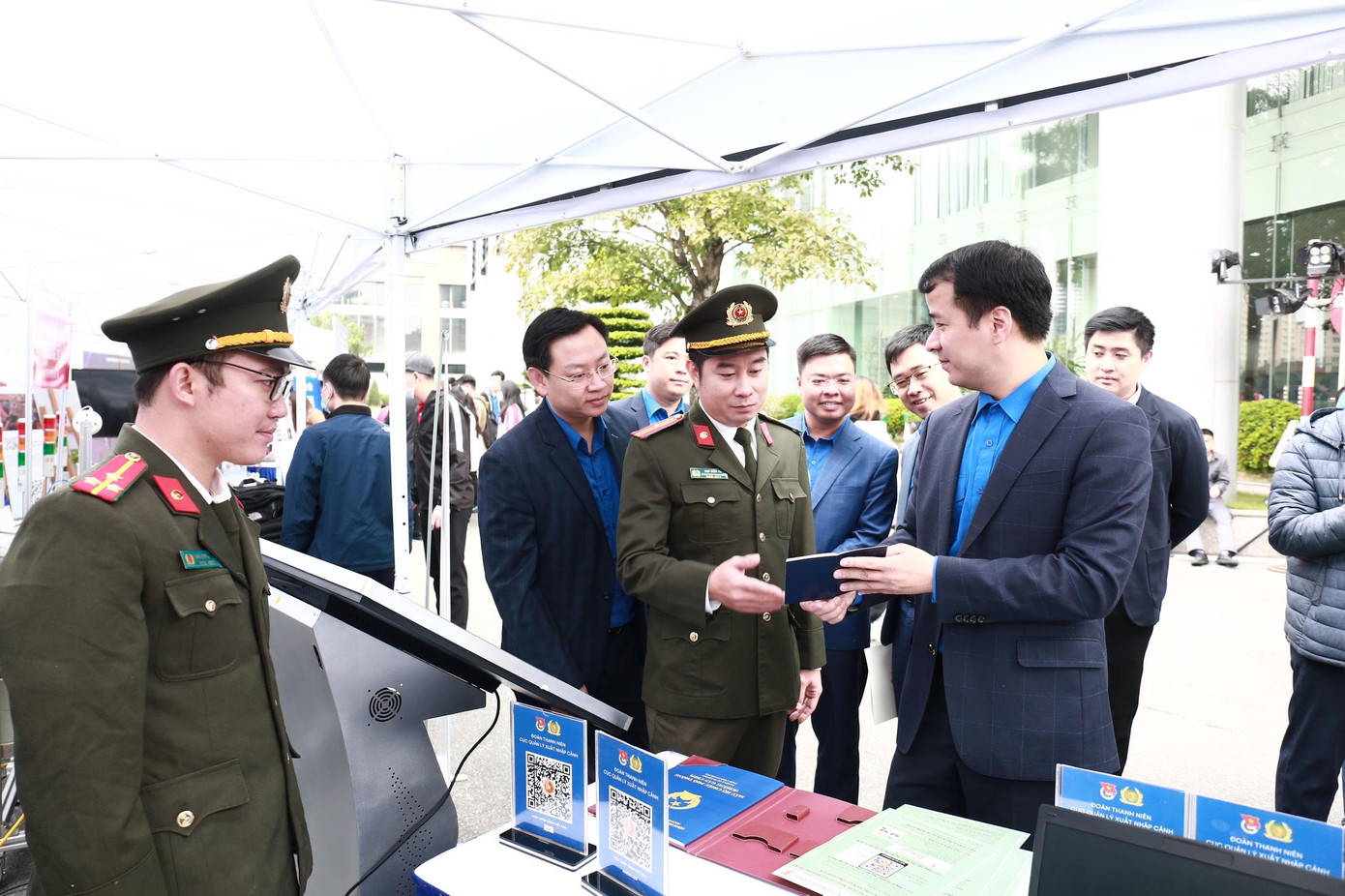 Anh Ngô Văn Cương, Bí thư T.Ư Đoàn, Chủ nhiệm Ủy ban Kiểm tra T.Ư Đoàn tham gia không gian triển lãm và các hoạt động tại ngày hội. Ảnh: Bảo Anh Anh Ngô Văn Cương, Bí thư T.Ư Đoàn, Chủ nhiệm Ủy ban Kiểm tra T.Ư Đoàn tham gia không gian triển lãm và các hoạt động tại ngày hội. Ảnh: Bảo Anh