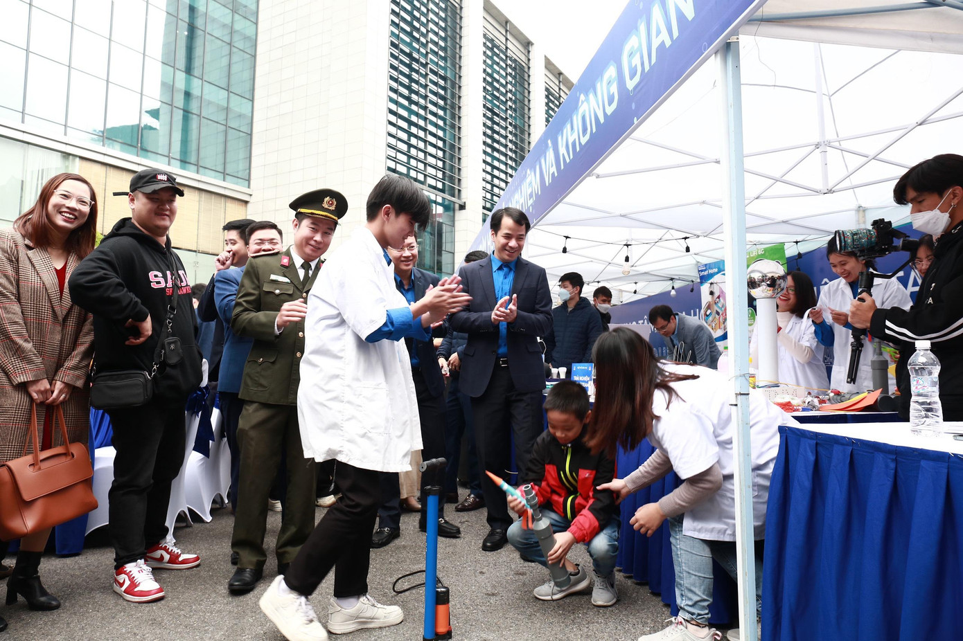 Anh Ngô Văn Cương, Bí thư T.Ư Đoàn, Chủ nhiệm Ủy ban Kiểm tra T.Ư Đoàn tham gia không gian triển lãm và các hoạt động tại ngày hội. Ảnh: Bảo Anh Anh Ngô Văn Cương, Bí thư T.Ư Đoàn, Chủ nhiệm Ủy ban Kiểm tra T.Ư Đoàn tham gia không gian triển lãm và các hoạt động tại ngày hội. Ảnh: Bảo Anh