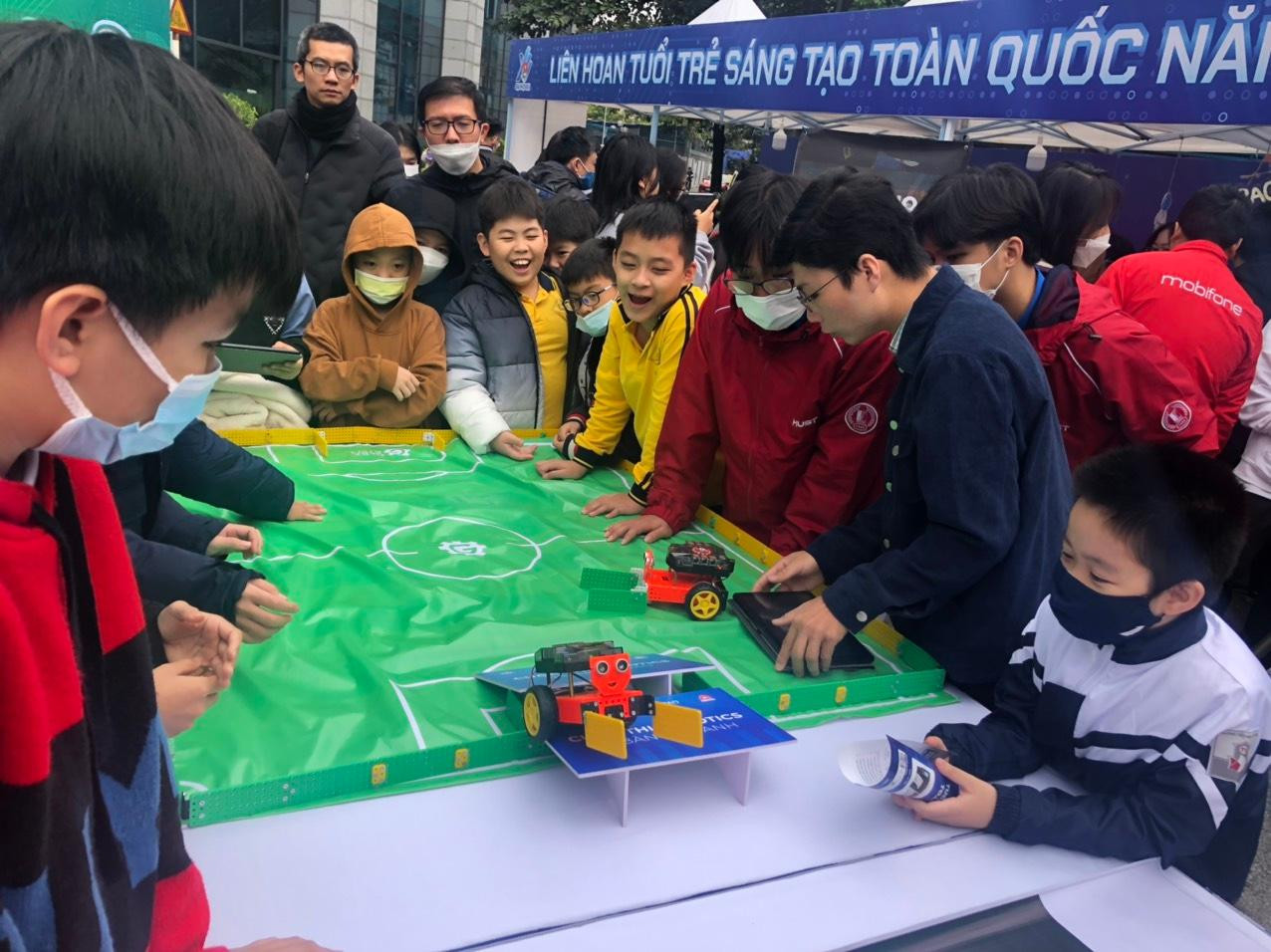 Bạn trẻ hào hứng tham gia triển lãm Bạn trẻ hào hứng tham gia triển lãm