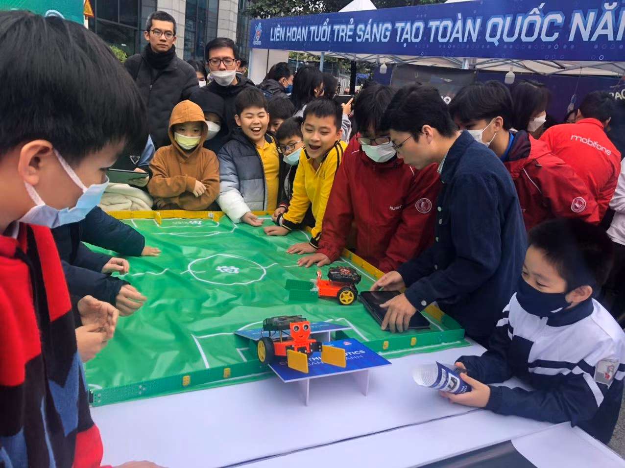 Bạn trẻ hào hứng tham gia triển lãm Bạn trẻ hào hứng tham gia triển lãm