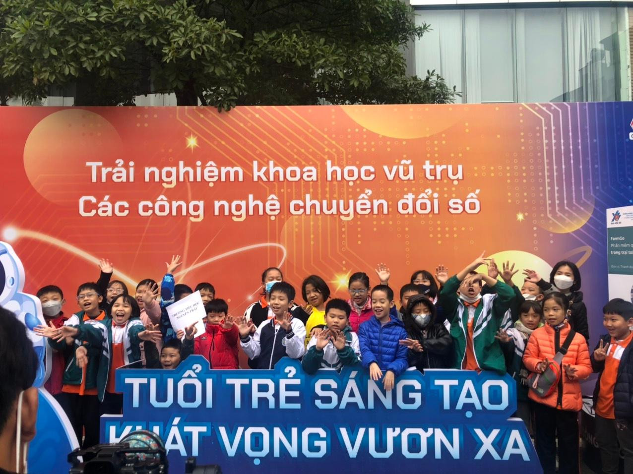 Bạn trẻ hào hứng tham gia triển lãm Bạn trẻ hào hứng tham gia triển lãm