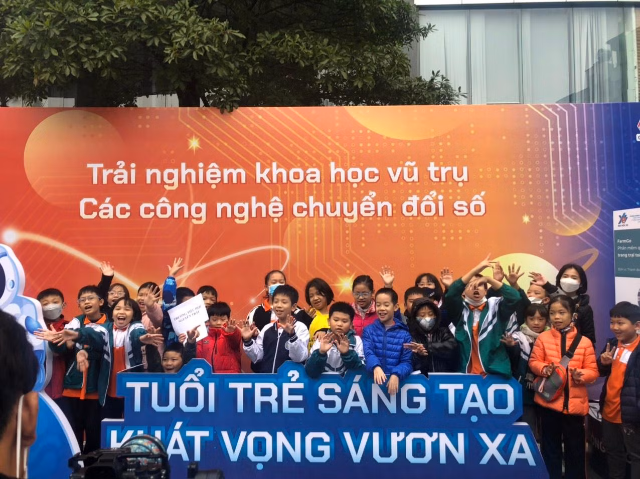 Bạn trẻ hào hứng tham gia triển lãm Bạn trẻ hào hứng tham gia triển lãm
