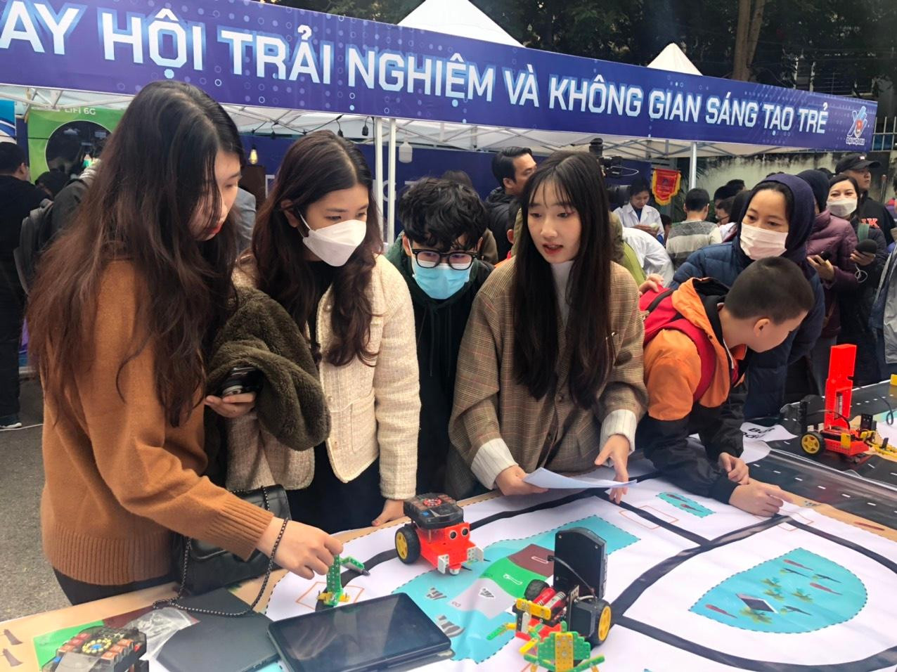 Bạn trẻ hào hứng tham gia triển lãm Bạn trẻ hào hứng tham gia triển lãm