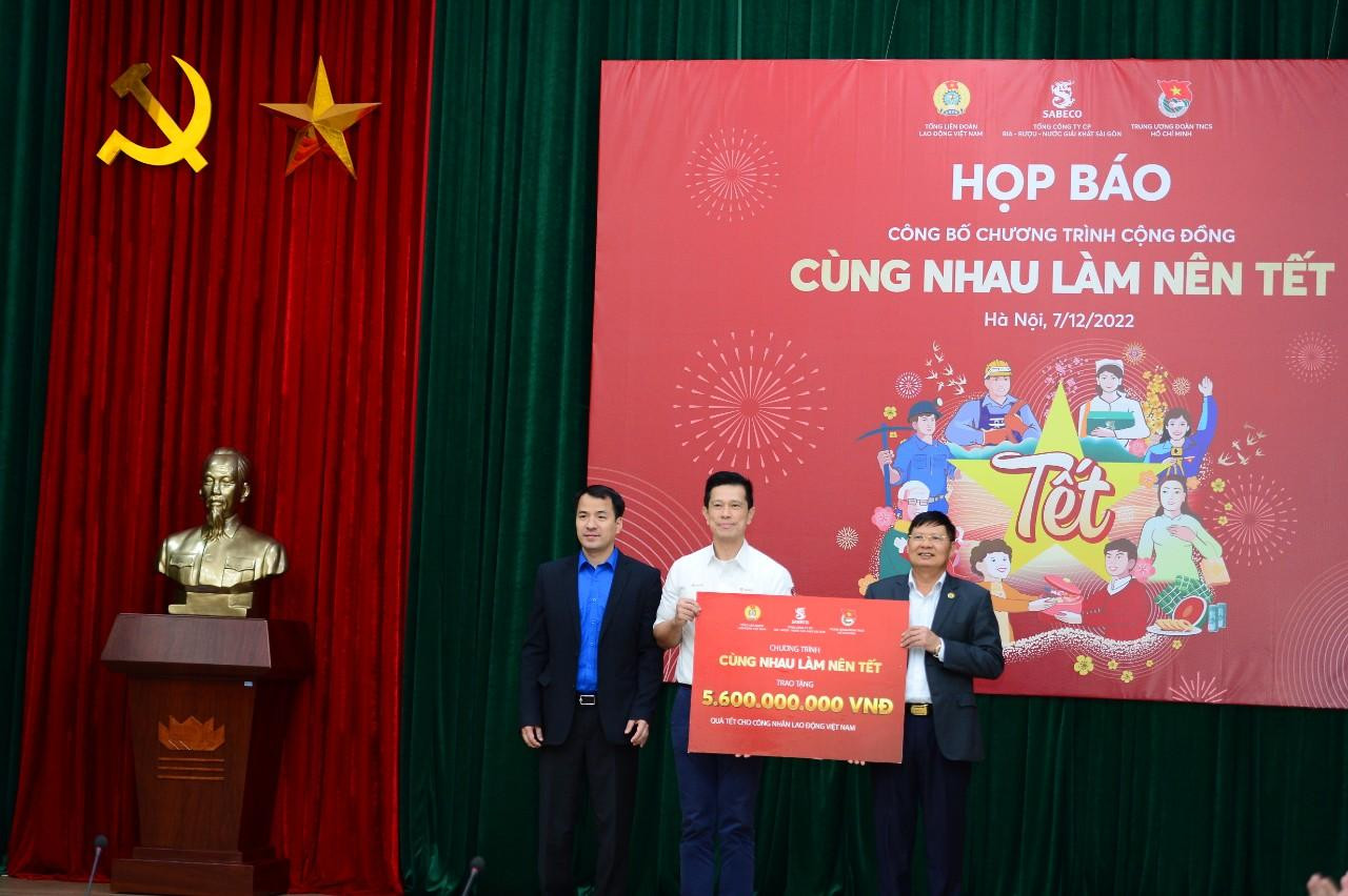 Sabeco trao biểu trưng quà tặng 5,6 tỷ đồng Chương trình “Cùng nhau làm nên Tết”. Ảnh: Dương Triều Sabeco trao biểu trưng quà tặng 5,6 tỷ đồng Chương trình “Cùng nhau làm nên Tết”. Ảnh: Dương Triều