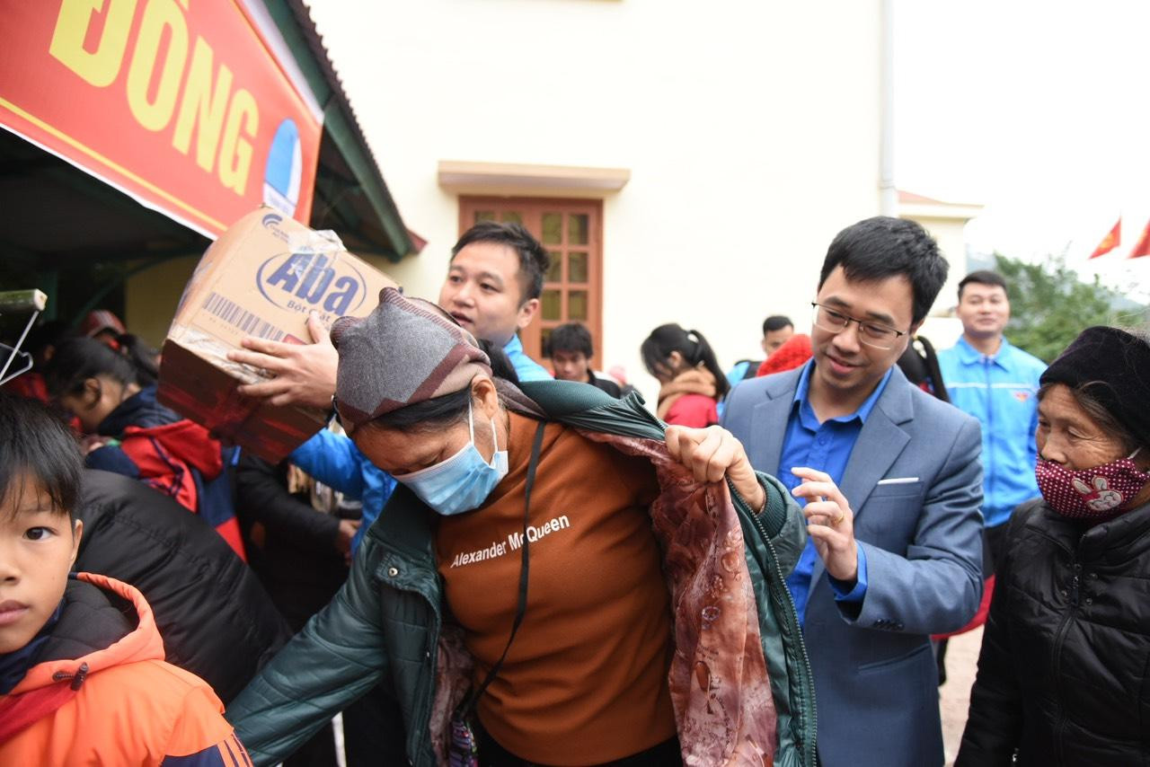 Anh Bùi Hoàng Tùng, Bí thư Đoàn Khối các cơ quan T.Ư hỗ trợ các cụ già tìm kiếm áo ấm