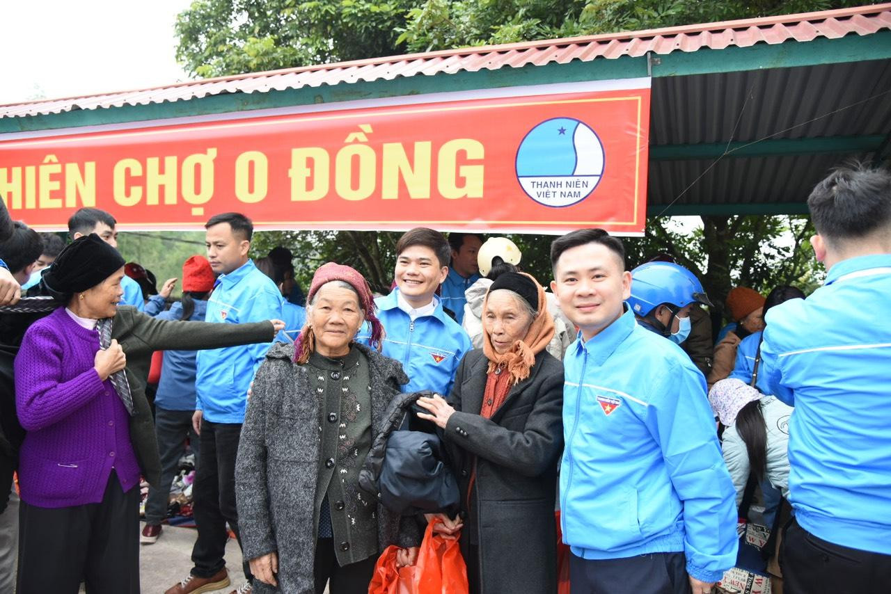 Anh Hồ Khánh Duy, Bí thư Đoàn Uỷ ban quản lý vốn nhà nước tại doanh nghiệp cùng các cụ già tại Phiên chợ 0 đồng