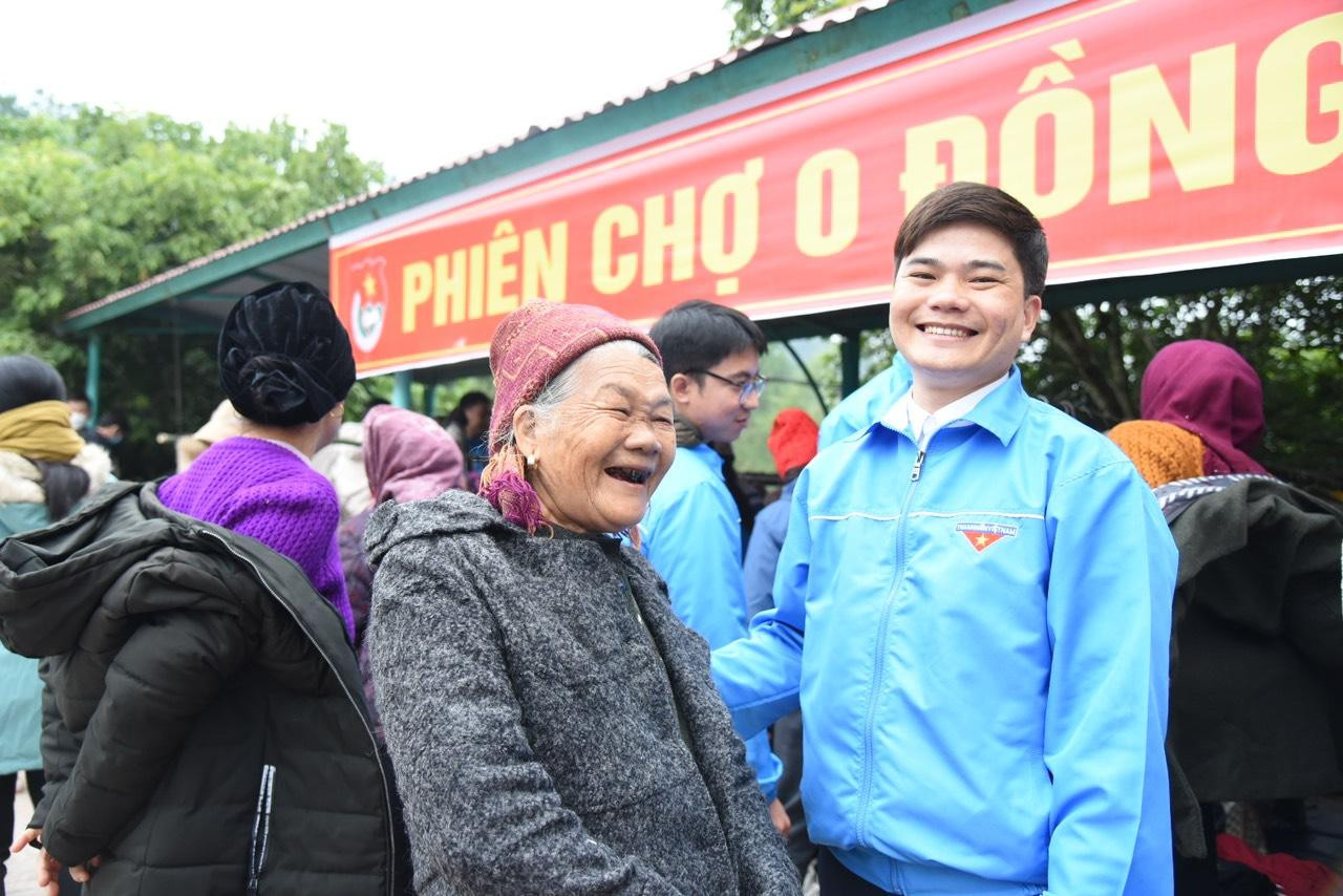 Anh Nguyễn Văn Thuấn, Bí thư Đoàn Thanh niên TKV chia sẻ niềm vui cùng các cụ già chọn được chiếc áo ấm ưng ý tại Phiên chợ 0 đồng