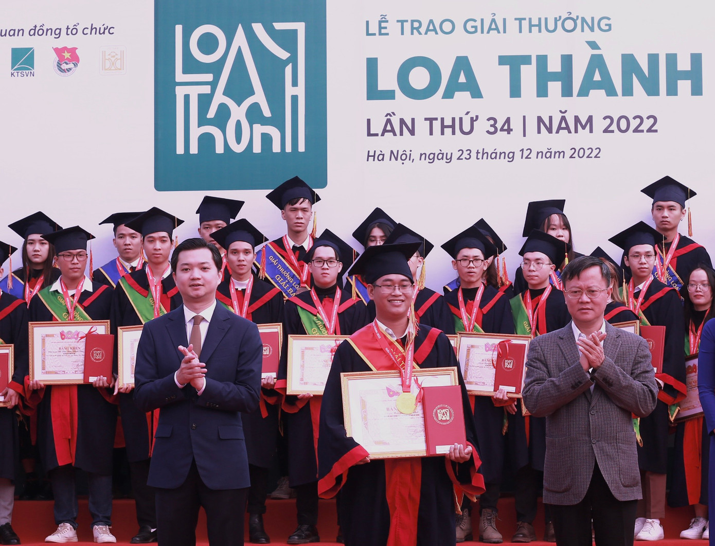 Anh Nguyễn Minh Triết, Bí thư T.Ư Đoàn, Chủ tịch Hội SVVN (bên trái) trao giải thưởng Loa Thành 2022 cho các sinh viên có đồ án tốt nghiệp xuất sắc