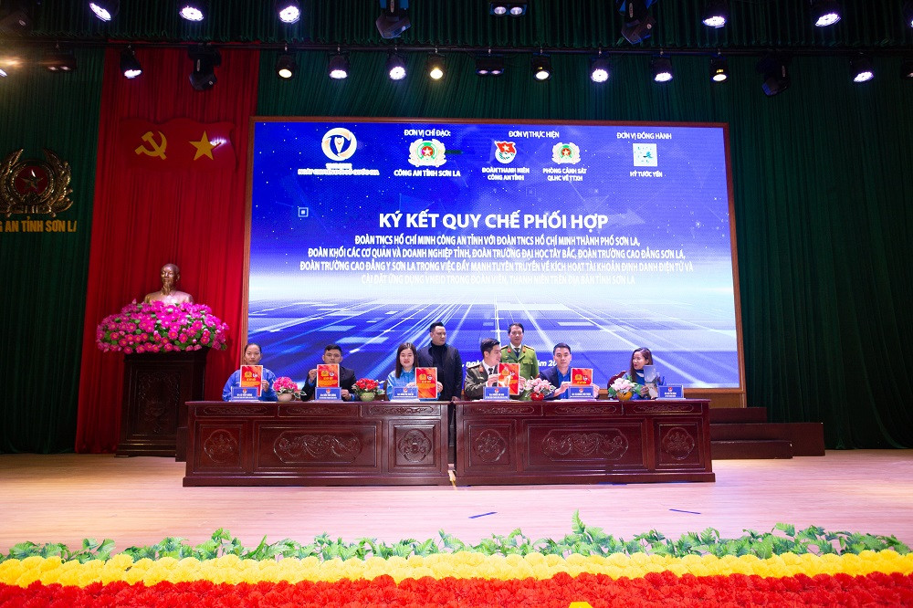 Đoàn Thanh niên Công an tỉnh Sơn La ký kết quy chế phối hợp với các đơn vị Đoàn khối các cơ quan, doanh nghiệp tỉnh, Thành Đoàn Sơn La, Đoàn Thanh niên các trường ĐH Tây Bắc, Cao đẳng Sơn La, Cao đẳng Y Sơn La. Đoàn Thanh niên Công an tỉnh Sơn La ký kết quy chế phối hợp với các đơn vị Đoàn khối các cơ quan, doanh nghiệp tỉnh, Thành Đoàn Sơn La, Đoàn Thanh niên các trường ĐH Tây Bắc, Cao đẳng Sơn La, Cao đẳng Y Sơn La.