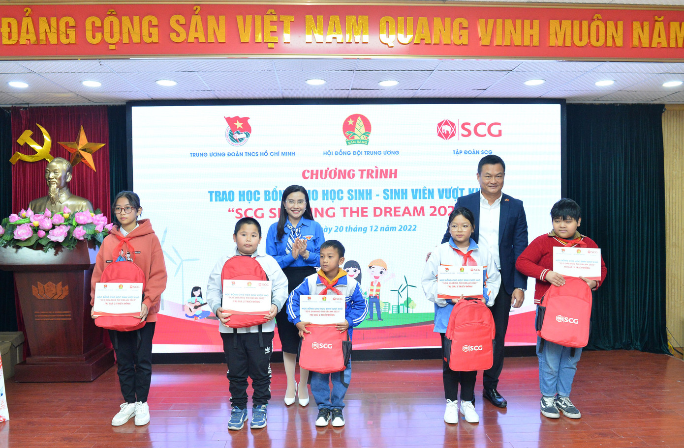 Chị Nguyễn Phạm Duy Trang, Bí thư T.Ư Đoàn, Chủ tịch Hội đồng Đội T.Ư cùng đại diện Tập đoàn SCG tặng học bổng cho học sinh có hoàn cảnh khó khăn