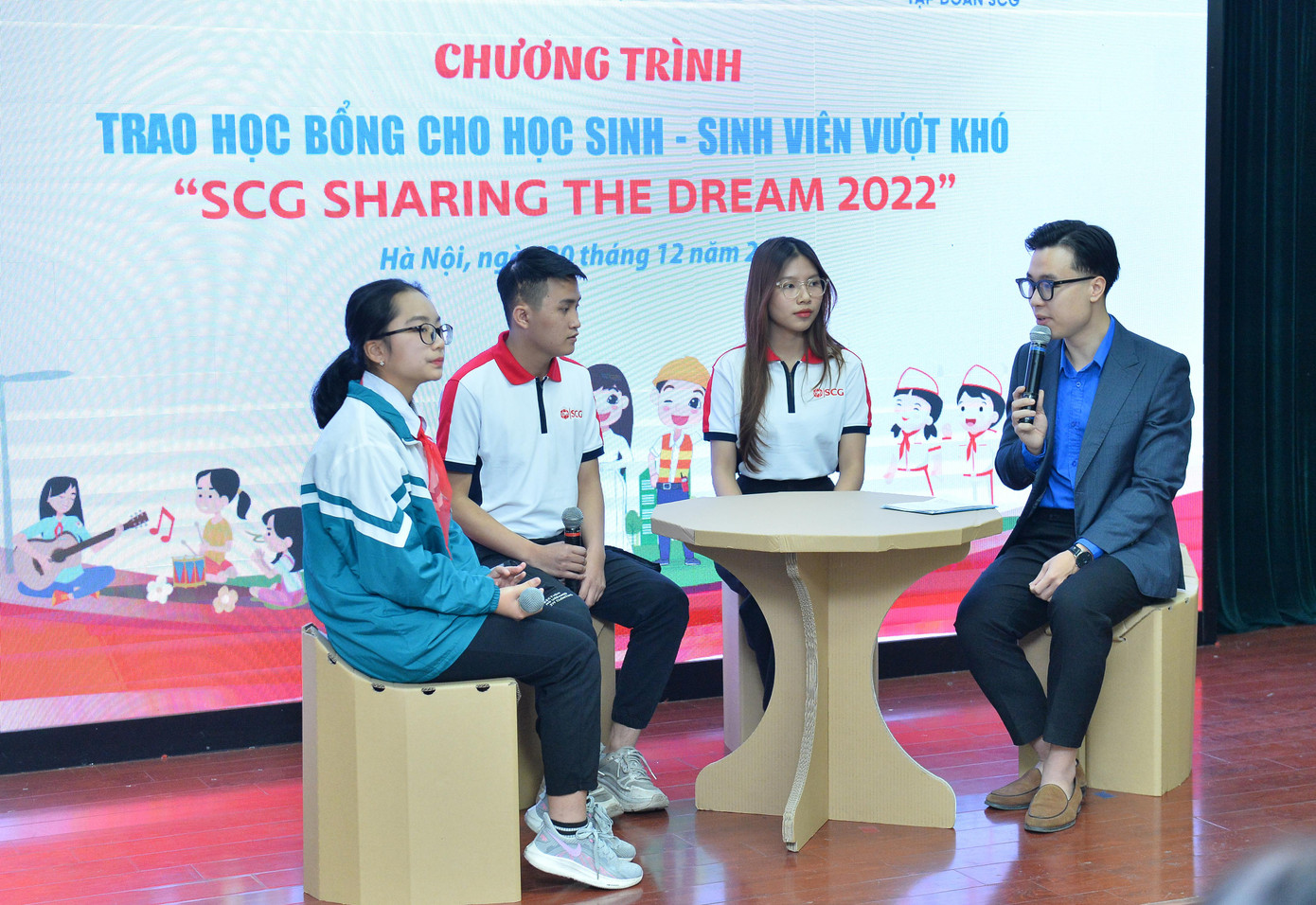 Các em học sinh, sinh viên nhận học bổng giao lưu tại chương trình