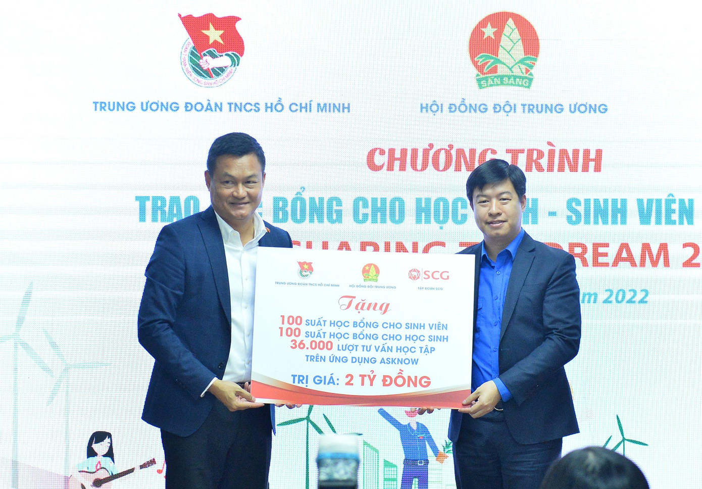 Đại diện Tập đoàn SCG (bên trái) trao biển tặng học bổng cho học sinh, sinh viên