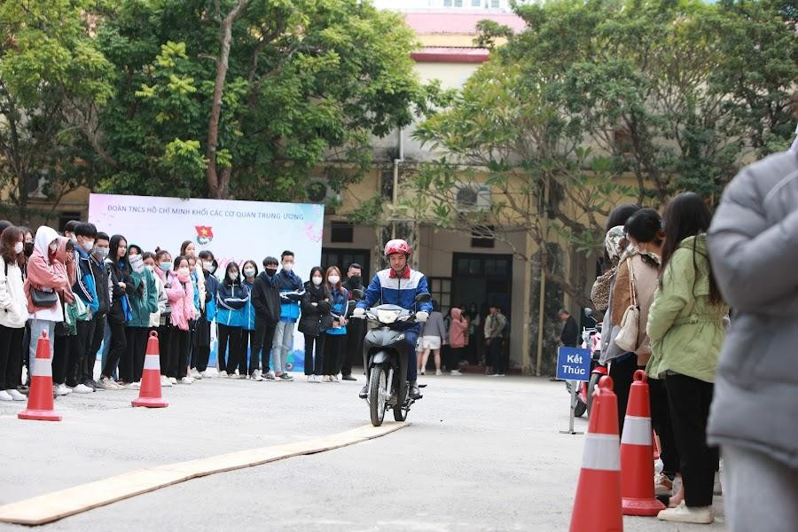 Bạn trẻ thực hành lái xe an toàn