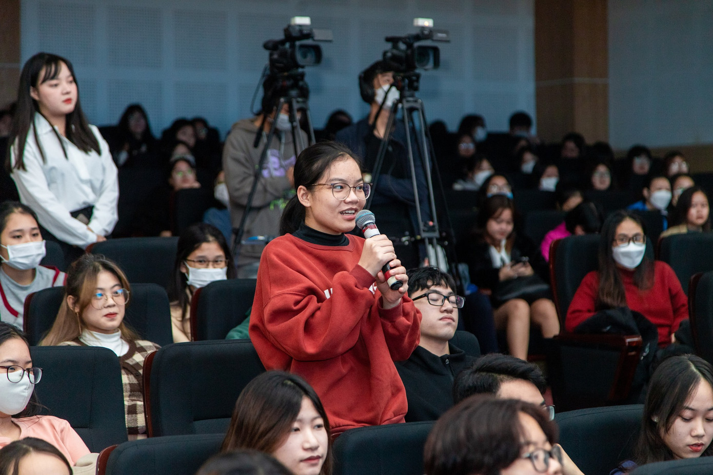 Các bạn trẻ tham gia diễn đàn