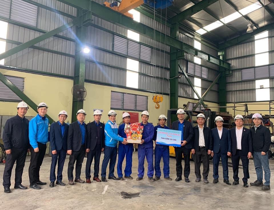 Đoàn công tác thăm, tặng quà Tết cho tổ lao động xuất sắc
