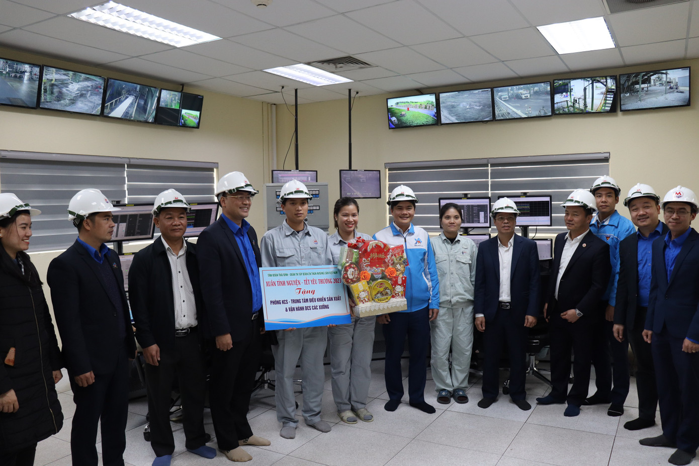 Đoàn công tác thăm, tặng quà Tết cho tổ lao động xuất sắc