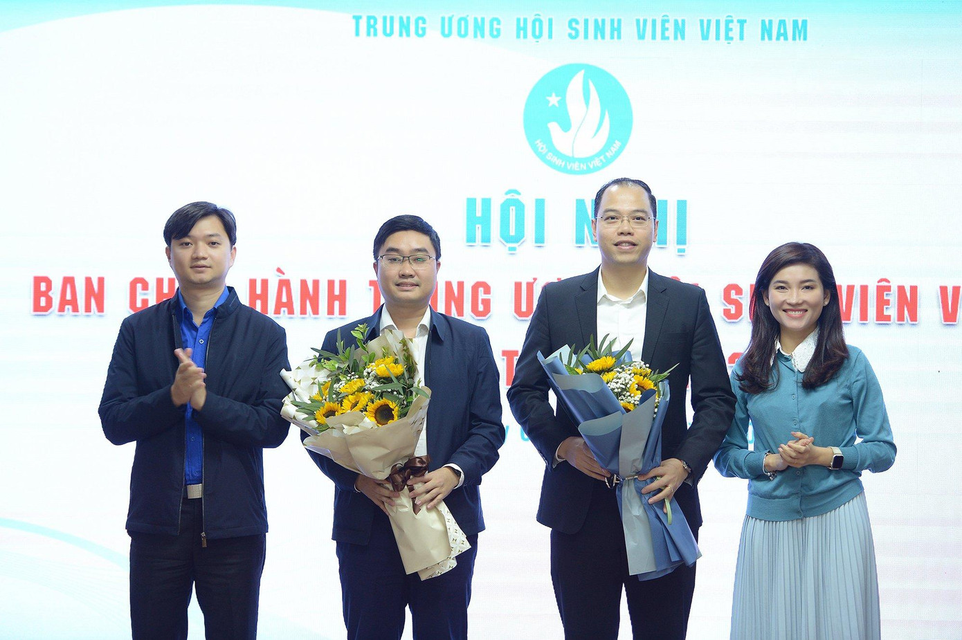 Anh Nguyễn Minh Triết, Bí thư T.Ư Đoàn, Chủ tịch T.Ư Hội SVVN (ngoài cùng, bên trái) và chị Hồ Hồng Nguyên, quyền Trưởng ban Thanh niên Trường học T.Ư Đoàn, Phó Chủ tịch thường trực T.Ư Hội SVVN, tặng hoa chúc mừng 2 tân Phó Chủ tịch hội. Ảnh: Dương Triều Anh Nguyễn Minh Triết, Bí thư T.Ư Đoàn, Chủ tịch T.Ư Hội SVVN (ngoài cùng, bên trái) và chị Hồ Hồng Nguyên, quyền Trưởng ban Thanh niên Trường học T.Ư Đoàn, Phó Chủ tịch thường trực T.Ư Hội SVVN, tặng hoa chúc mừng 2 tân Phó Chủ tịch hội. Ảnh: Dương Triều