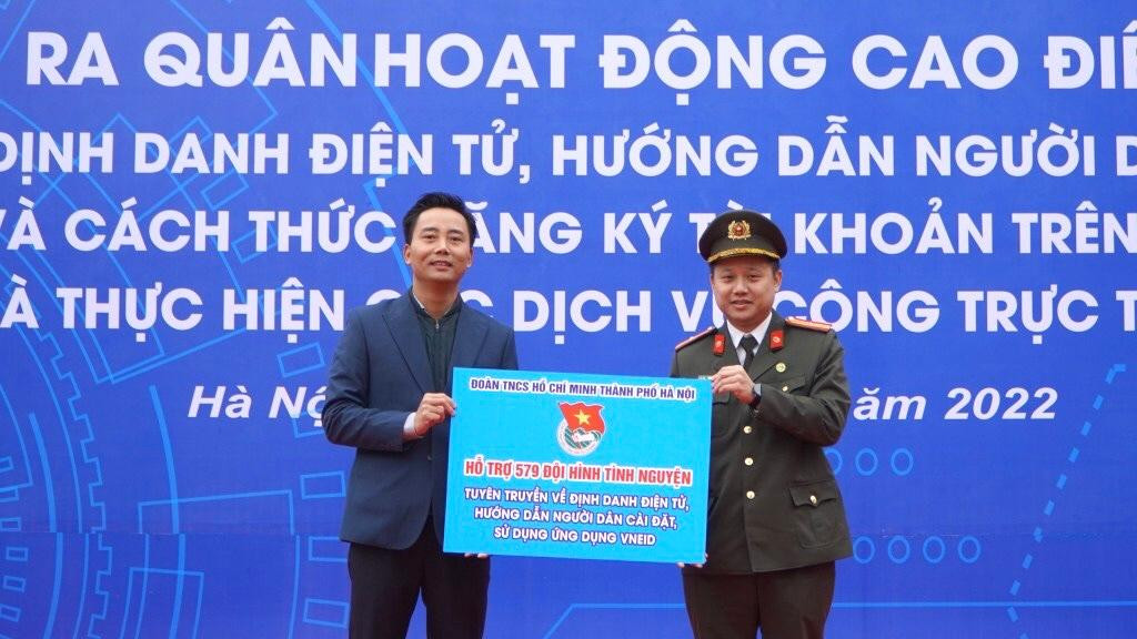 Anh Nguyễn Đức Tiến, UVBCH Trung ương Đoàn, Phó Bí thư Thường trực Thành Đoàn, Chủ tịch Hội LHTN Việt Nam TP Hà Nội trao biển hỗ trợ 579 đội hình tình nguyện cho Công an TP Hà Nội Anh Nguyễn Đức Tiến, UVBCH Trung ương Đoàn, Phó Bí thư Thường trực Thành Đoàn, Chủ tịch Hội LHTN Việt Nam TP Hà Nội trao biển hỗ trợ 579 đội hình tình nguyện cho Công an TP Hà Nội