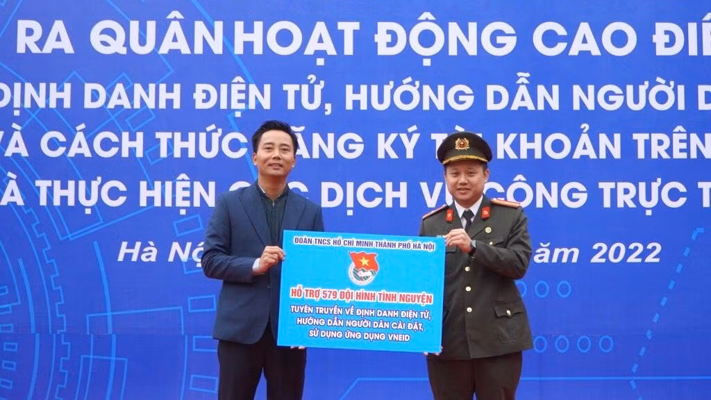 Anh Nguyễn Đức Tiến, UVBCH Trung ương Đoàn, Phó Bí thư Thường trực Thành Đoàn, Chủ tịch Hội LHTN Việt Nam TP Hà Nội trao biển hỗ trợ 579 đội hình tình nguyện cho Công an TP Hà Nội