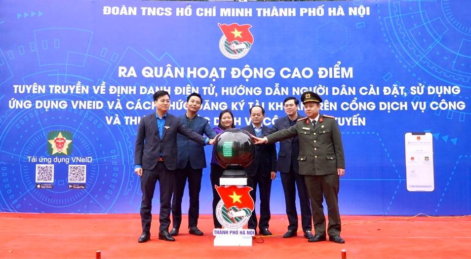 Các đại biểu ấn nút phát động và triển khai chương trình cao điểm tuyên truyền về định danh điện tử, hướng dẫn người dân cài đặt, sử dụng ứng dụng VNeID Các đại biểu ấn nút phát động và triển khai chương trình cao điểm tuyên truyền về định danh điện tử, hướng dẫn người dân cài đặt, sử dụng ứng dụng VNeID