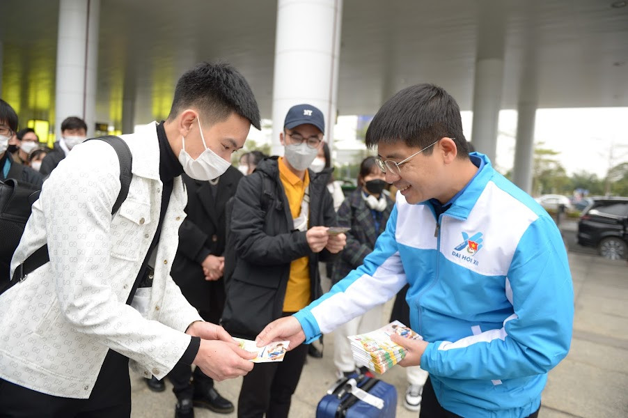 Anh Cù Đức Quân, Phó Chánh văn phòng T.Ư Đoàn tặng lì xì cho các bạn tham gia chuyến bay miễn phí về quê đón tết. Ảnh: Dương Triều