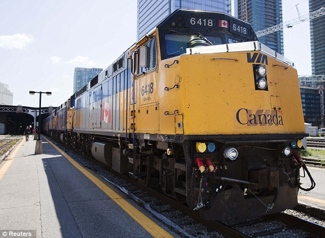 Đoàn tàu chở khách ở thành phố Toronto là mục tiêu tấn công của hai đối tượng 