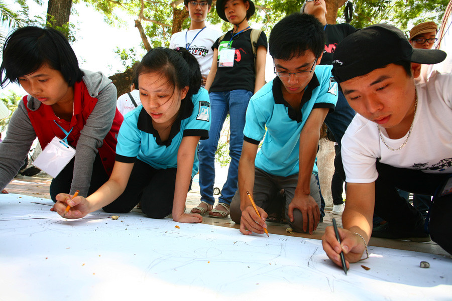 Bò ra vỉa hè cùng dựng hình…