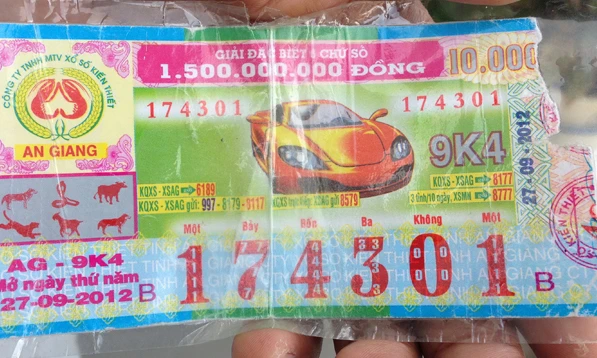 Tờ vé số chỉ rách đầu góc phải mà không được trả thưởng. Ảnh: Tuổi Trẻ