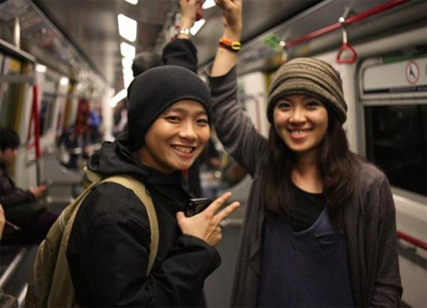 Ngày ấy, tình yêu của người đồng tính không được nhìn thoáng như bây giờ, Ái Linh và Mỹ Phương nương tựa vào nhau sống những ngày tháng tằn tiện dù trước đó hai cô gái này xuất thân từ gia đình khá giả. Ái Linh từng chia sẻ, nhiều lúc trong túi hai đứa chỉ còn vỏn vẹn 8.000 đồng mà cũng không dám vay mượn ai