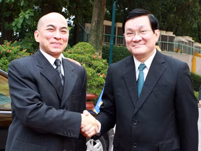 Chủ tịch nước Trương Tấn Sang đón Quốc vương Campuchia Norodom Sihamoni. Ảnh: TTXVN